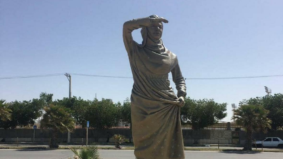 تندیس بانوی منتظر در ساحل بوشهر نصب شد