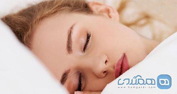 7 بلایی که خوابیدن با آرایش بر سرتان می آورد